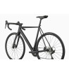 Cannondale CAAD14 3 je rýchly cestný bicykel s ľahkým hliníkovým rámom, karbónovou vidlicou a spoľahlivou sadou Shimano 105.