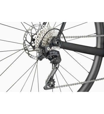 Cannondale CAAD14 3 je rýchly cestný bicykel s ľahkým hliníkovým rámom, karbónovou vidlicou a spoľahlivou sadou Shimano 105.