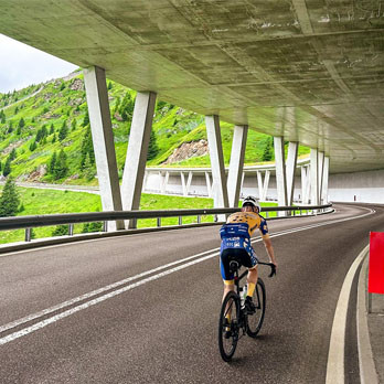 4200 výškových metrov za deň: Cyklistický krst v srdci Álp